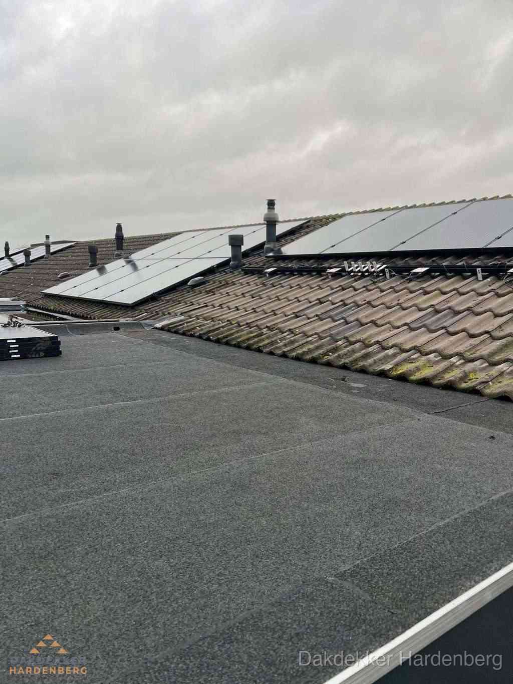 Bitumen dakbedekking op plat dak met aansluitend pannendak en zonnepanelen in Hardenberg