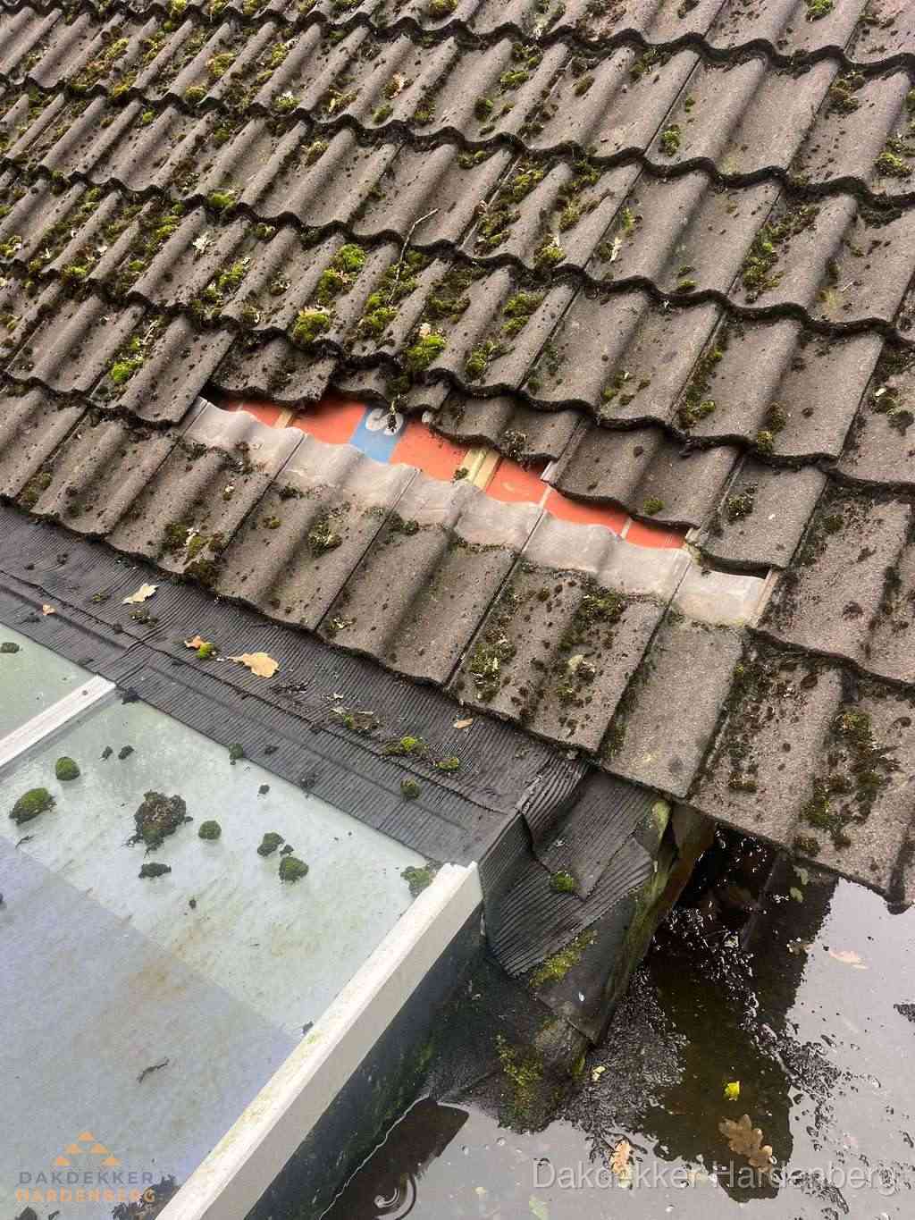 Beschadigd pannendak met ontbrekende dakpannen voor reparatie in Hardenberg