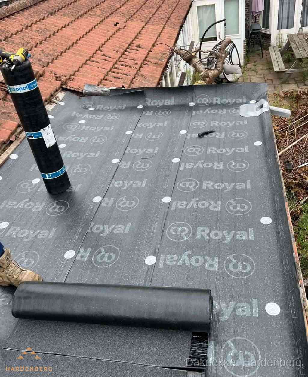 Plat dak met nieuwe bitumen dakbedekking en brandgereedschap in Hardenberg