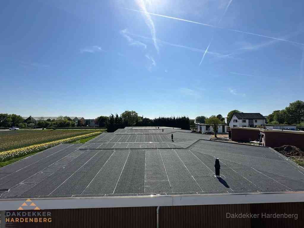 Groot plat dak met bitumen dakbedekking op bedrijfspand in Hardenberg