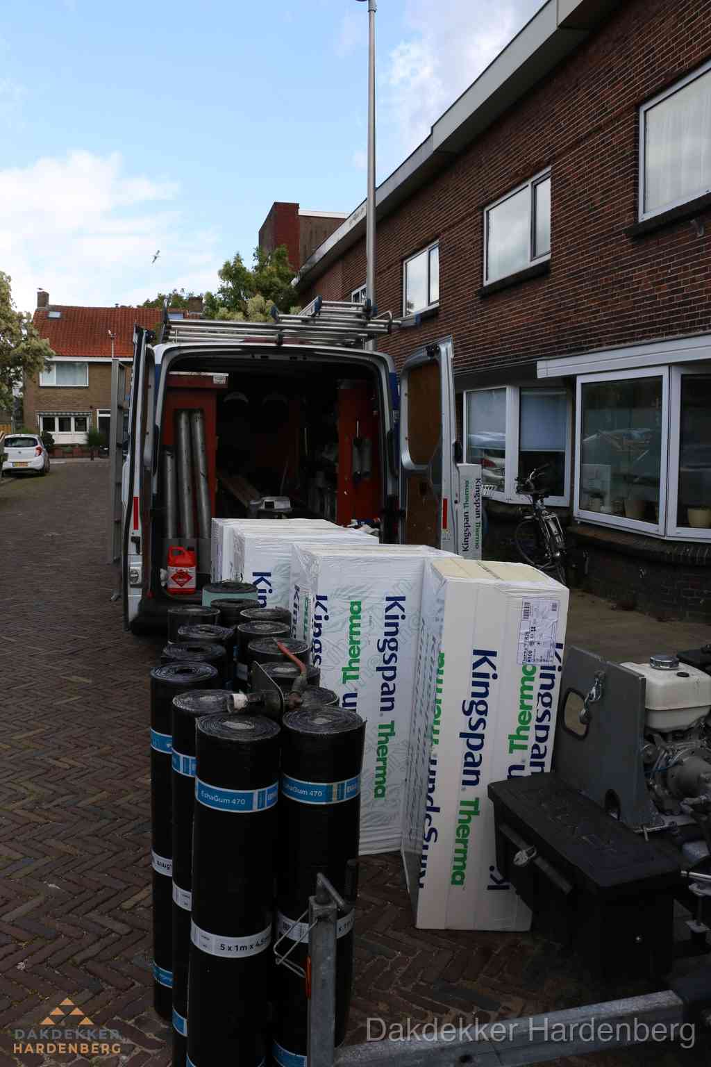 Plat dak met bitumen dakbedekking en brander in Hardenberg