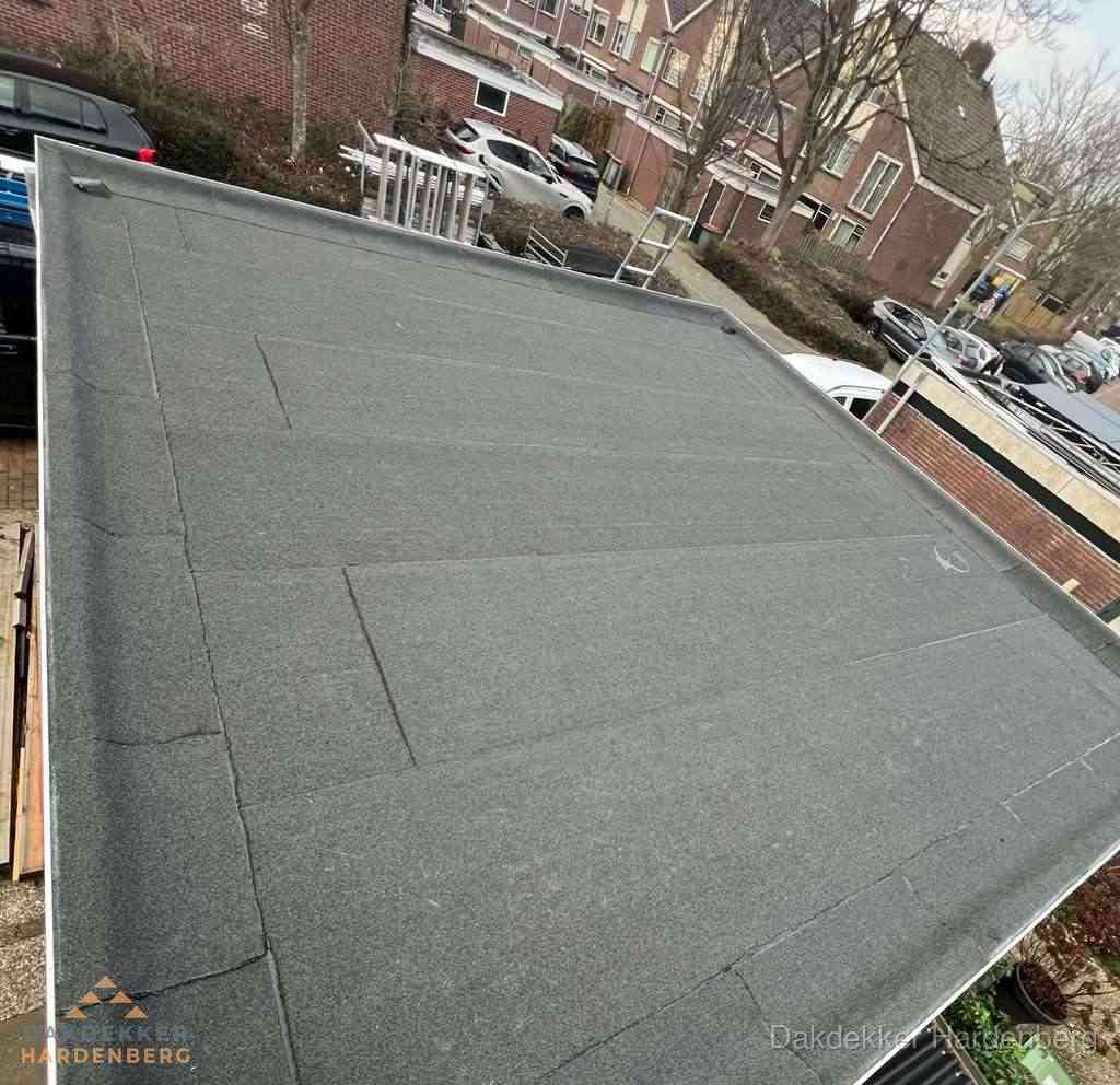 Nieuwe bitumen dakbedekking op plat dak van garage in Hardenberg