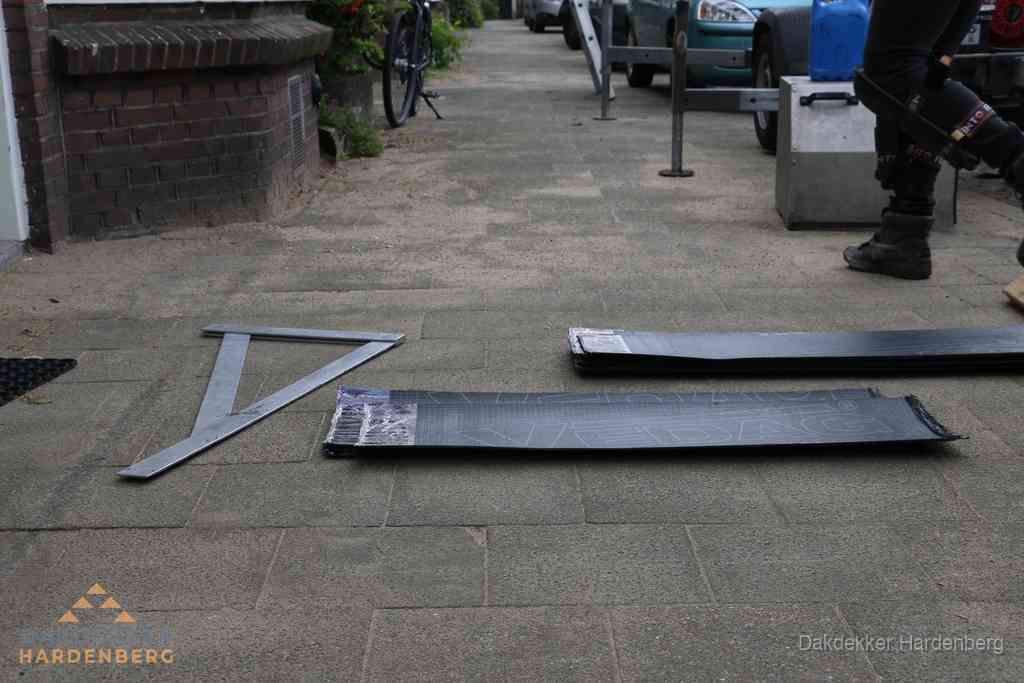 Dakbedekkingsmateriaal en zinkwerk klaargelegd voor reparatie in Hardenberg