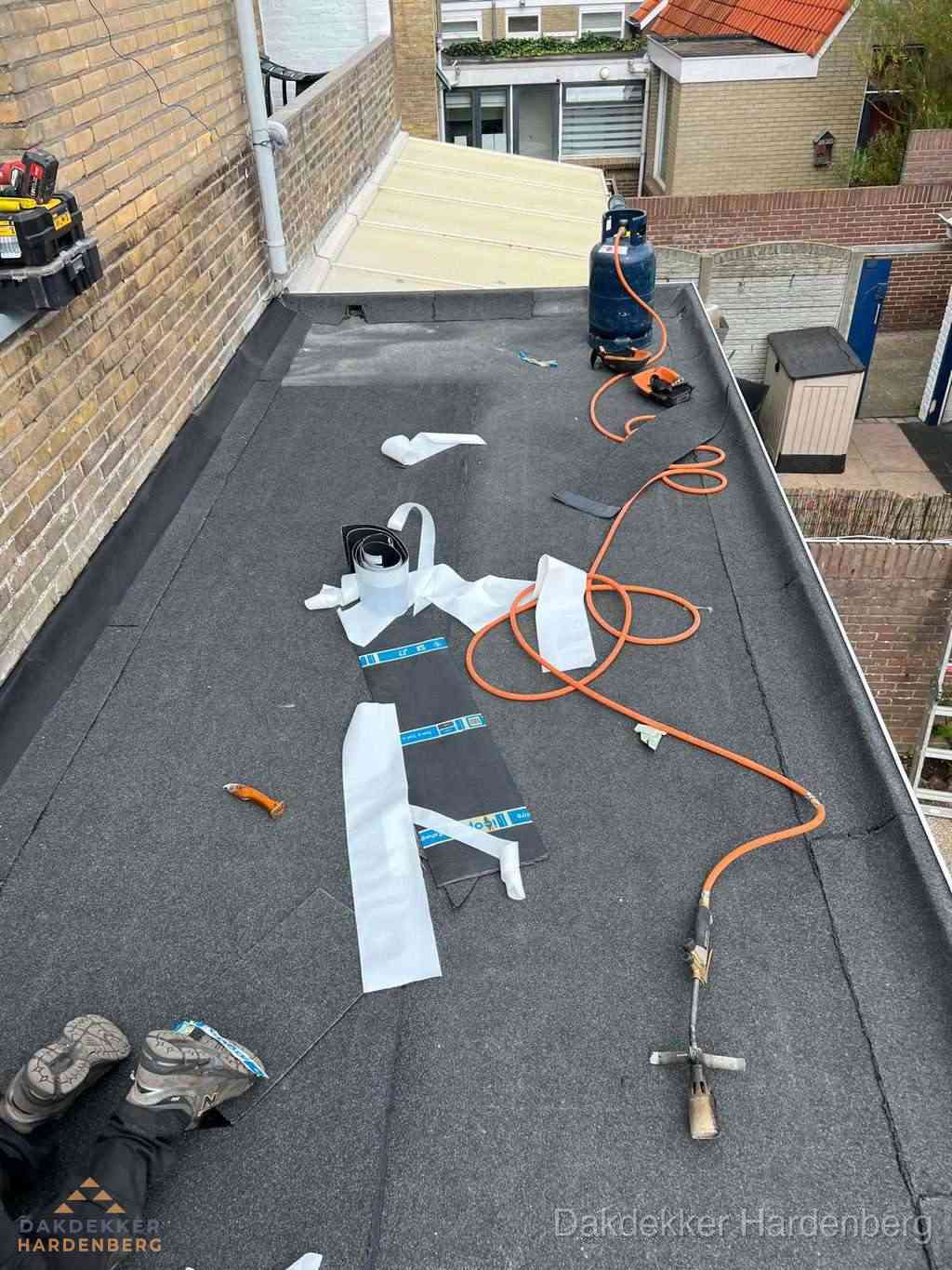 Dakdekker brengt EPDM dakbedekking aan op plat dak in Hardenberg