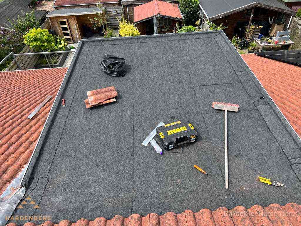 Nieuw plat dak met bitumen dakbedekking in Hardenberg