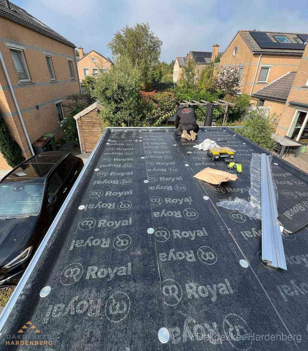 Dakdekker aan het werk op plat dak renovatie in Hardenberg