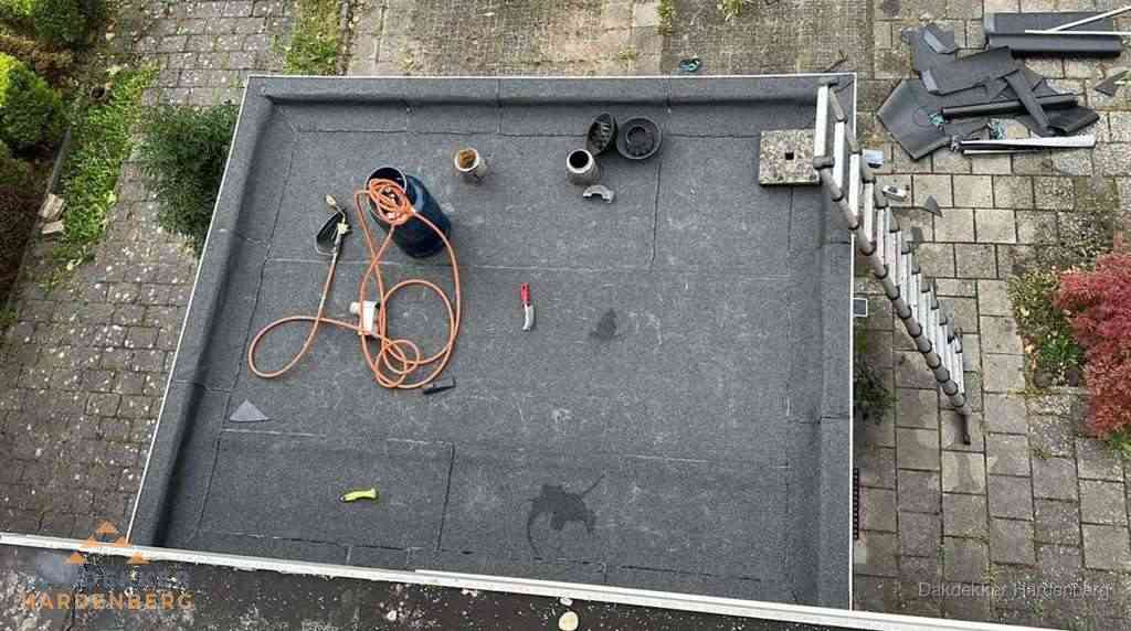 Plat dak met nieuwe bitumen bedekking in Hardenberg