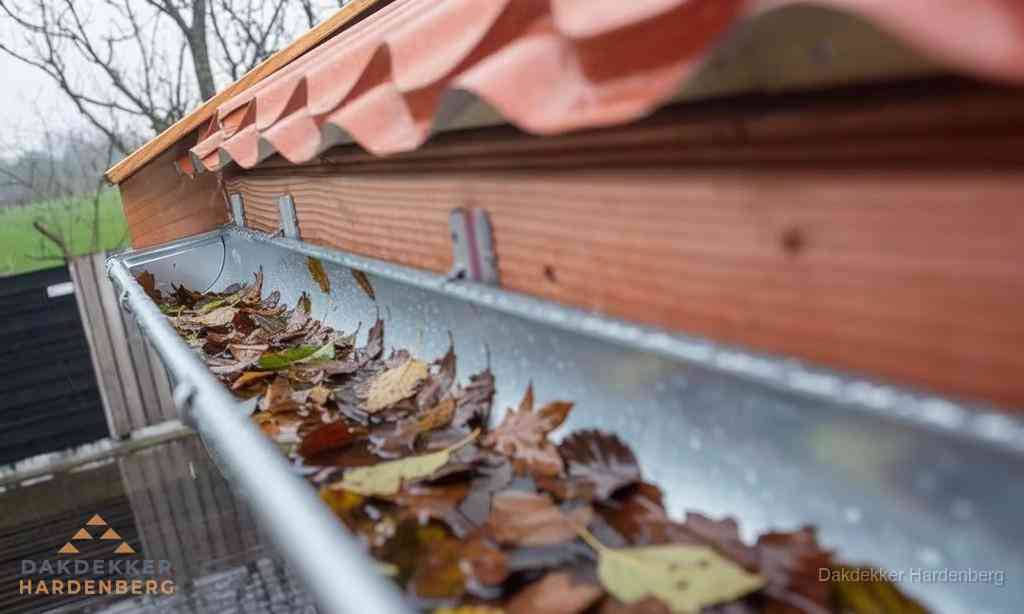 Rollen bitumen dakbedekking klaar voor daklekkage reparatie in Hardenberg