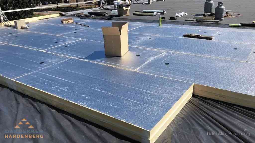 PIR isolatieplaten worden gelegd op plat dak voor dakisolatie in Hardenberg