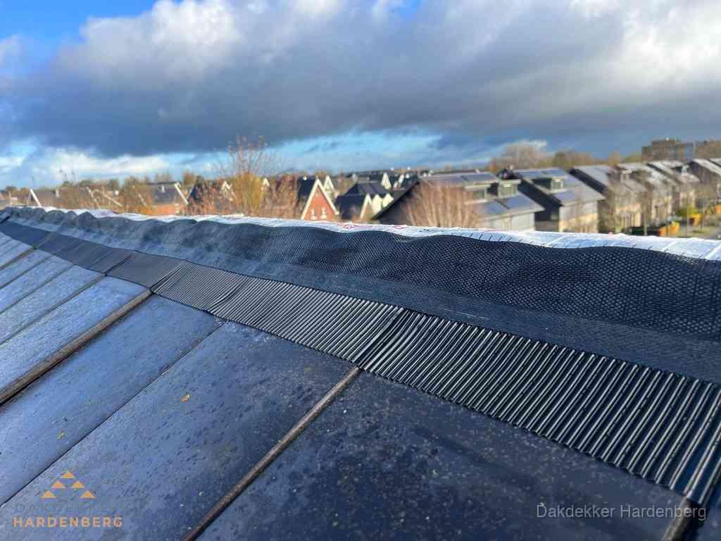 Dakisolatie bij de nok met ventilatieprofiel op schuin dak in Hardenberg