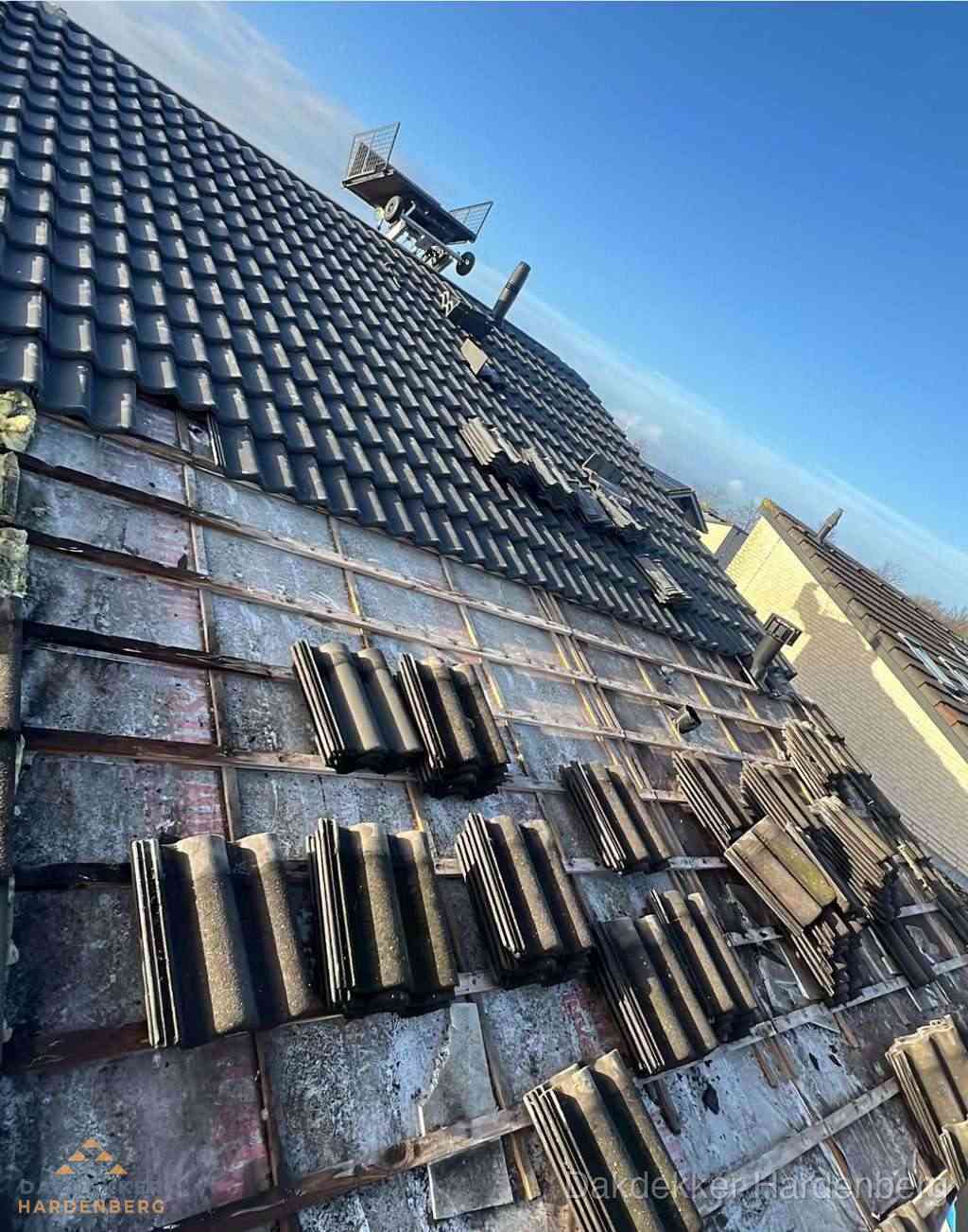 Bitumen dakbedekking op plat dak met aansluitend pannendak en zonnepanelen in Hardenberg