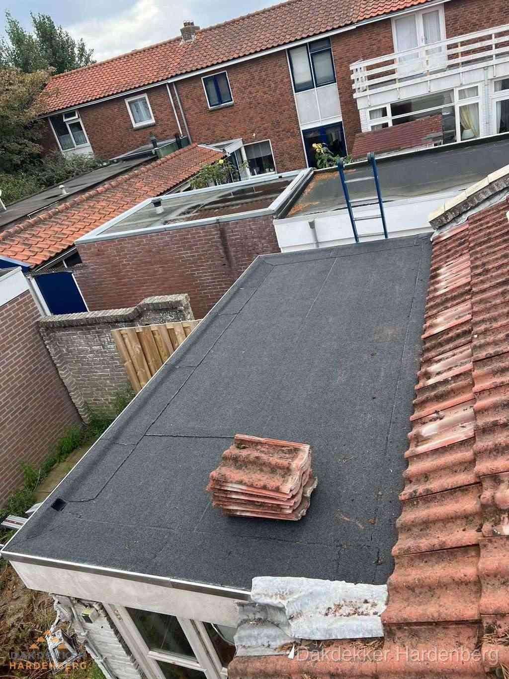 Aanbouw plat dak met reservepannen voor dakpannen vervangen in Hardenberg