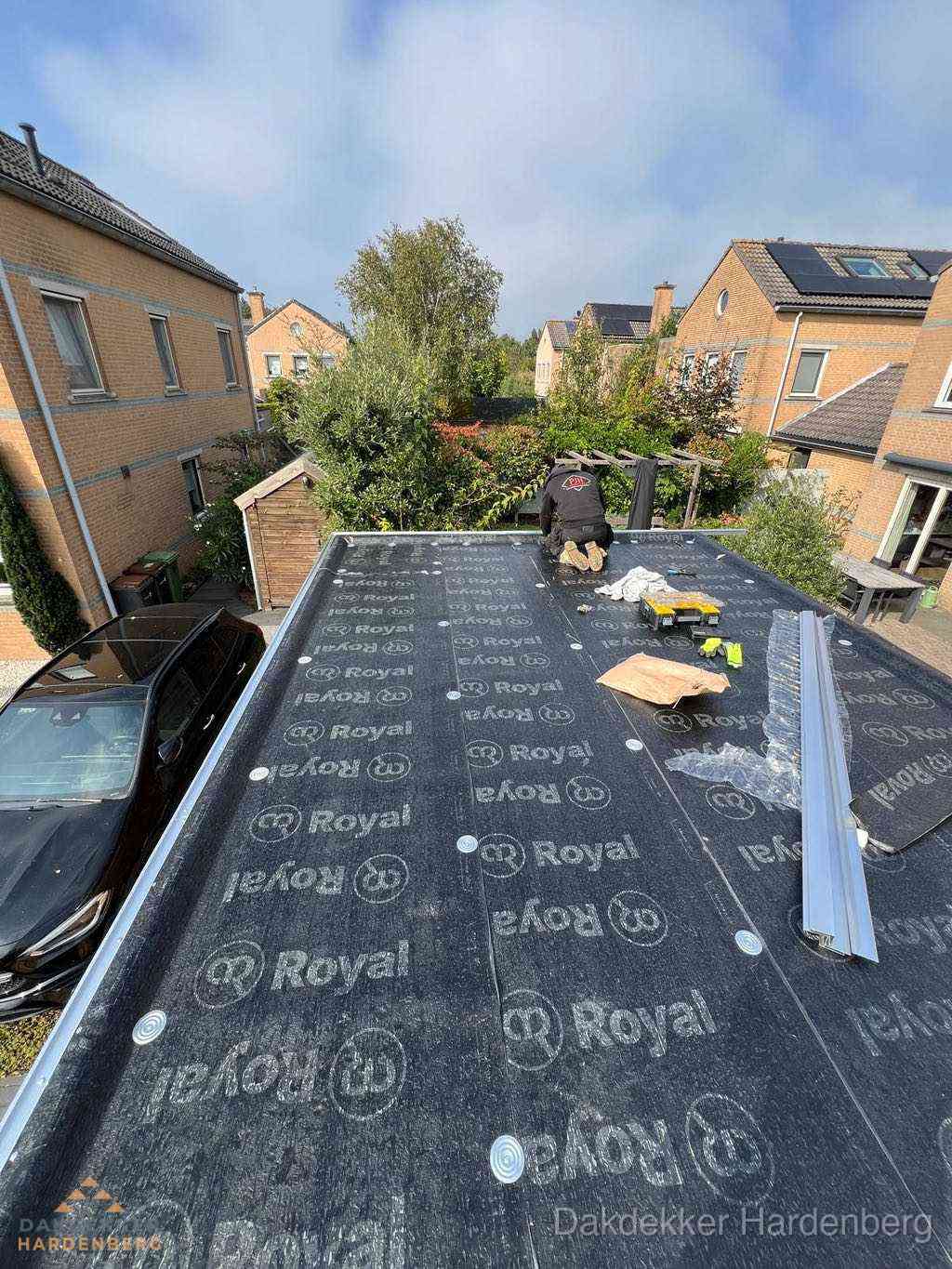 Nieuwe Royal bitumen dakbedekking op plat dak van aanbouw in Hardenberg