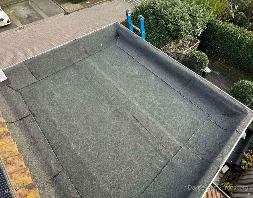 Gerenoveerd plat dak met nieuwe bitumen dakbedekking in Hardenberg
