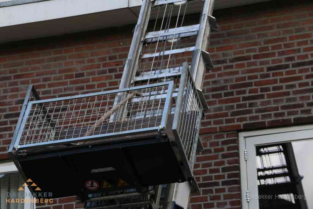 Ladderlift met dakpannen voor dakpan reparatie in Hardenberg