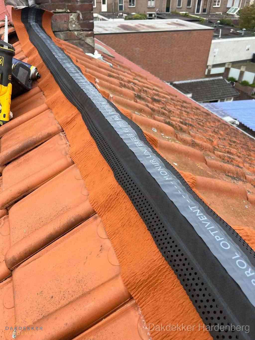 Plat dak aanbouw met bitumen naast schuin pannendak in Hardenberg