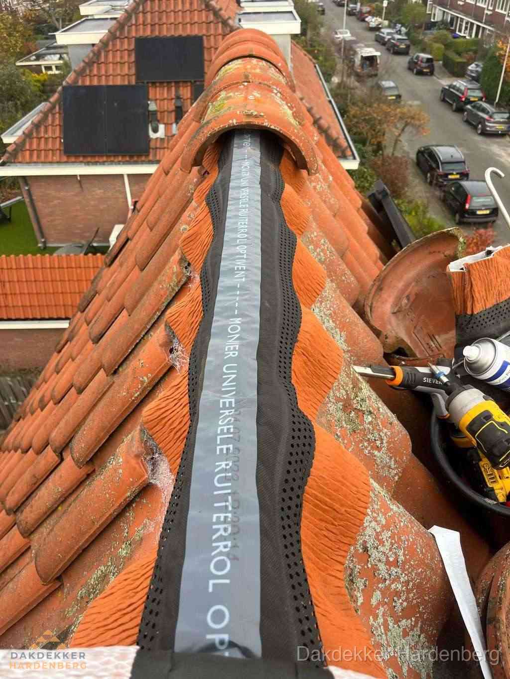 Dakdekker vervangt nokvorst met ruiterrol op pannendak in Hardenberg