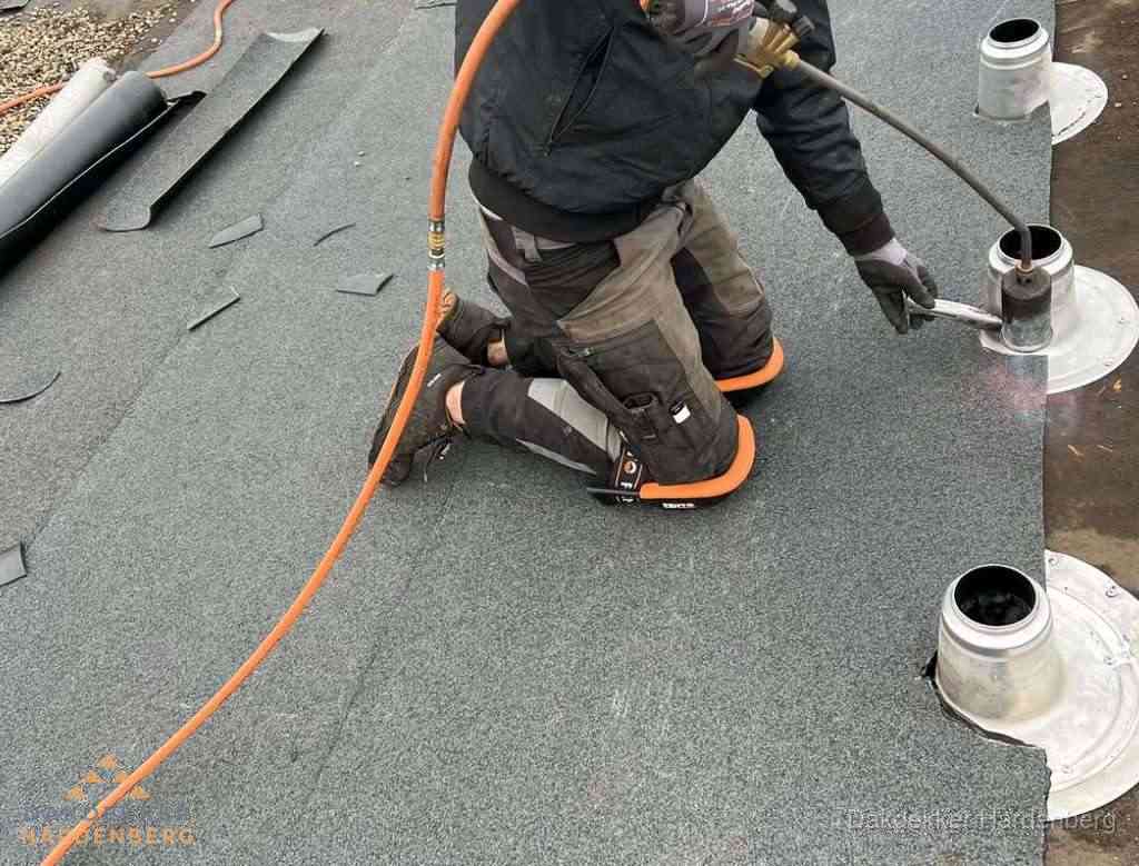 Gereedschap op nieuw plat dak na renovatie in Hardenberg