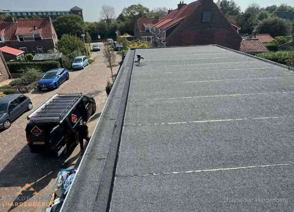 Nieuw bitumen plat dak met uitzicht over landschap in Hardenberg