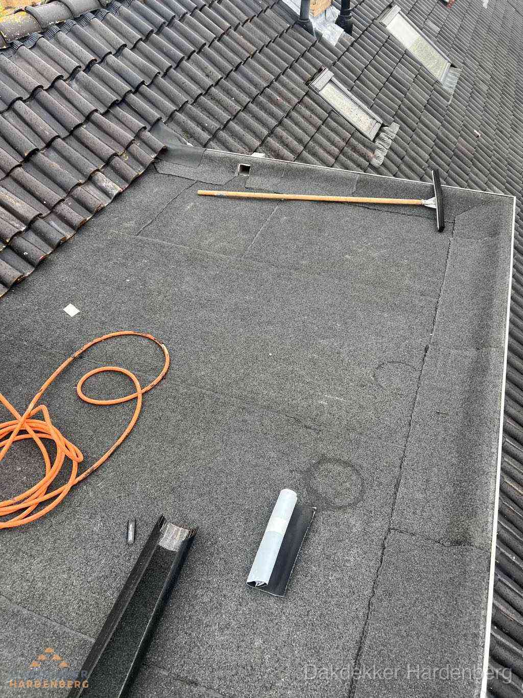 Overzicht plat dak met dakgoot in woonwijk Hardenberg