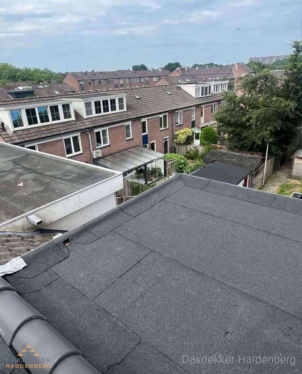 Vernieuwd plat dak met bitumen in woonwijk in Hardenberg