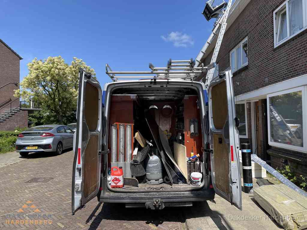 Spoed dakdekker bus met gereedschap en ladder bij woning in Hardenberg