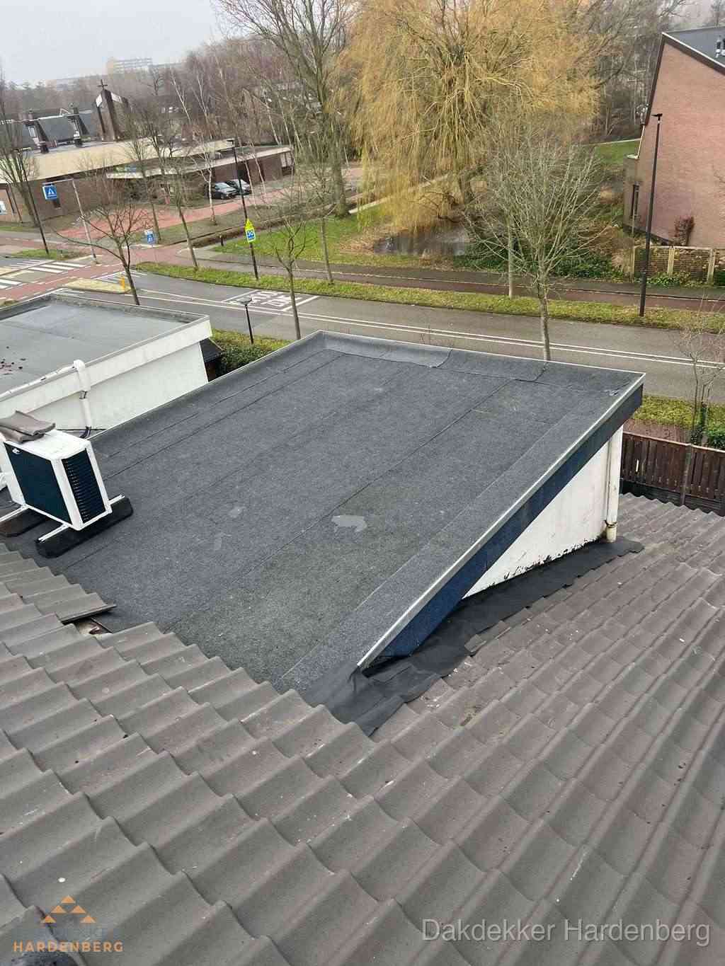 Plat dak met bitumen isolatie en dakbedekking in Hardenberg