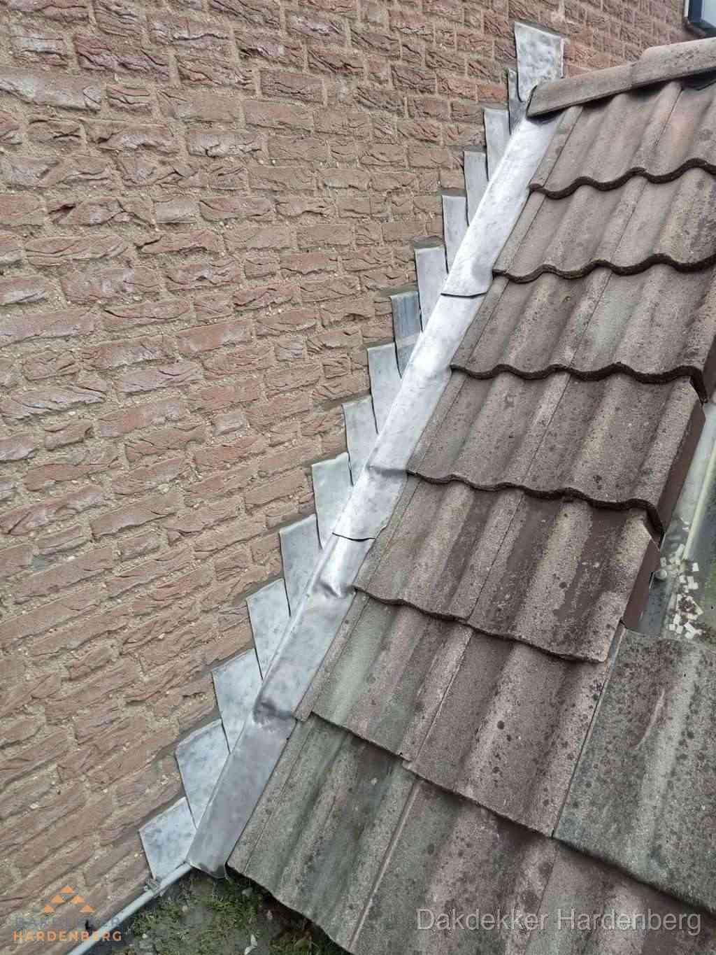 Loodslabben langs dakaansluiting bij bakstenen muur in Hardenberg