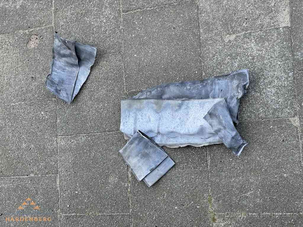 Oude verwijderde loodslabben na vervanging in Hardenberg
